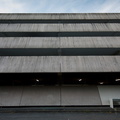 Bureau abandonné devant la façade en béton du <em>parc de stationnement régional</em>