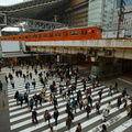 <em>Train</em> entrant en gare d'Osaka et piétons traversant le <em>passage clouté</em>