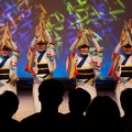 Danseuses d'<em>Awa-odori</em> en ligne et mains levées au <em>Awa-odori Kaikan Hall</em>