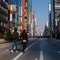 Couple marchant dans la rue principale de Ginza devenue piétonne à Tokyo