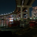 <em>Bateaux</em> amarrés la nuit sous le <em>Rainbow Bridge</em> de Tokyo