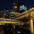 Ceinture périphérique <em>Shuto Expressway</em> se faufilant entre les immeubles