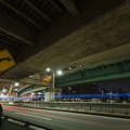 <em>Virage serré</em> sur un pont routier à deux niveaux et <em>Tokyo Skytree</em> de nuit