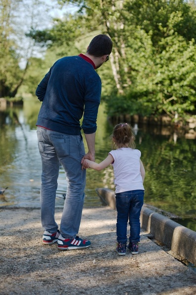 Père et fille main dans la main devant la rivière de L'Yerres à Brunoy