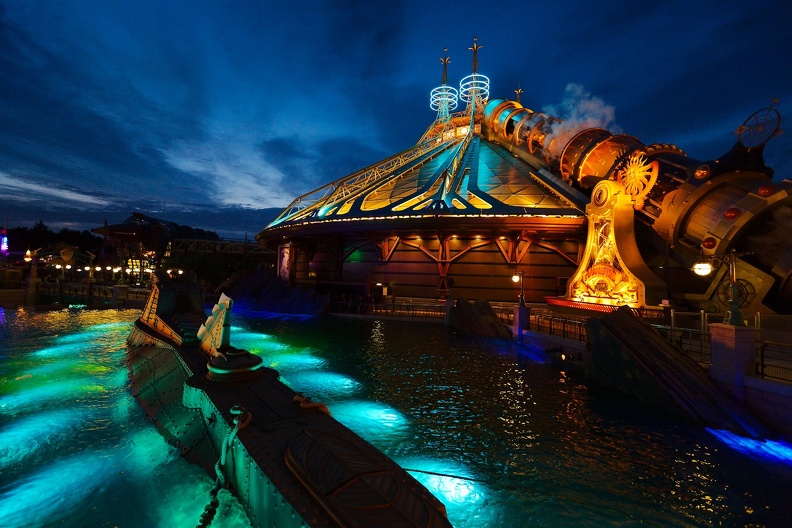 Space Mountain Mission 2 et le Nautilus à Disneyland Paris au crépuscule